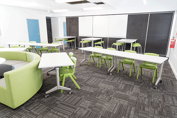 chairs+tables+classroom